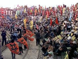 Okinawa people protest U.S. base relocation
